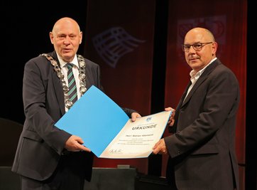 Der langjährige Leiter des Freizeitparadieses, Reiner Klement, hat die Ehrennadel der Stadt Glauchau aus den Händen des Oberbürgermeisters bekommen.