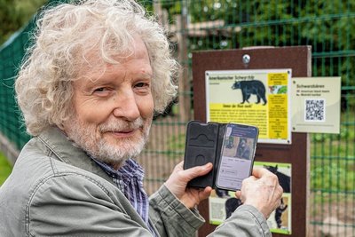 Die Stimme von "Elefant, Tiger & Co": Christian Steyer testet den Falkensteiner Audioguide, den er eingesprochen hat. "Eine tolle Sache"findet der 75-Jährige. 