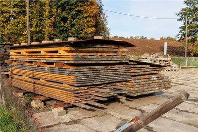 Das Holz, das die Pyramiden- und Heimatfreunde Hermannsdorf für sich beanspruchen, auf einem Bauhofgelände in Elterlein.