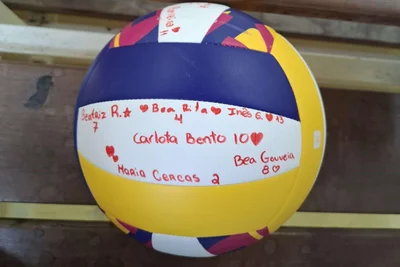Ihre Mannschaft hat sie bereits ins Herz geschlossen und schenkte ihr zum Abschied einen signierten Volleyball.