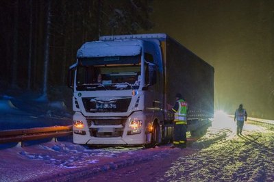 Auf der B174 zwischen Marienberg und Zschopau blieb ein Lkw liegen.