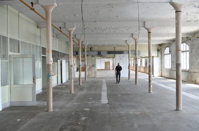 In den ausgedehnten Produktionssälen der ehemaligen Fabrik an der Frauensteiner Straße/Ecke Knappenweg in Freiberg dominieren gusseiserne Säulen das Bild. Sie stützen die Unterzüge unter den Decken.