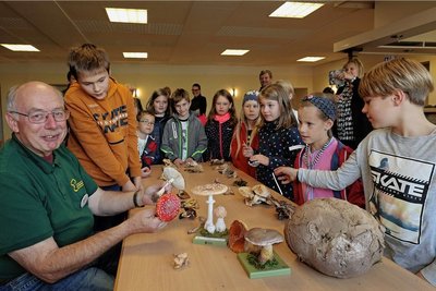 Pilzberater Achim Heimer (links) war bei der Generationen-Uni im Schützenhaus zu Gast. Die Präsentation der Pilze hat die Kinder besonders begeistert. Rechts vorn ein zwei Jahre alter Riesenbovist.