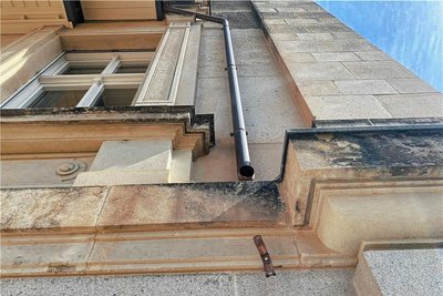 Auch im Eingangsbereich der Villa Clad wurden die Fallrohre gestohlen. 