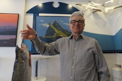 Um die 100 Kilogramm frischen Lachs verarbeiten Matthias Scheibner und sein Team innerhalb einer Woche. Daraus entsteht eine Vielfalt von Fischwaren.