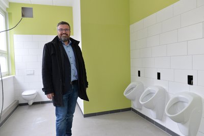 Grundschule und Hort Mulda erhalten neue Sanitäranlagen. Bürgermeister Michael Wiezorek zeigt sich erfreut über den Fortschritt der Arbeiten.