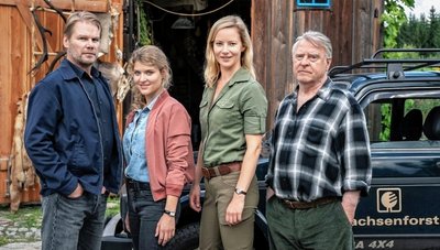 Werden auch im kommenden siebten Erzgebirgskrimi Hauptrollen spielen: Kai Scheve und Lara Mandoki agieren als Kommissare, Teresa Weißbach ist als Försterin zu sehen und Andreas Schmidt-Schaller (v. l.) als ihr Vater. 