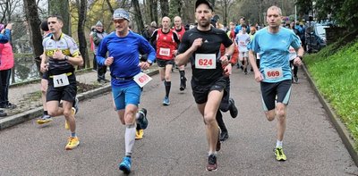 Daniel Türpe (links) war beim Werdauer Waldlauf vom Start weg vorn dabei. Am Ende gewann er direkt bei seinem Debüt auf der Marathonstrecke.