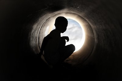 Raus aus dem Loch: Eltern können ihrem Kind helfen, eine depressive Erkrankung zu überwinden.