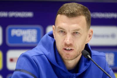 Edin Dzeko ist der drittälteste Feldspieler bei der WM. (Archivbild)