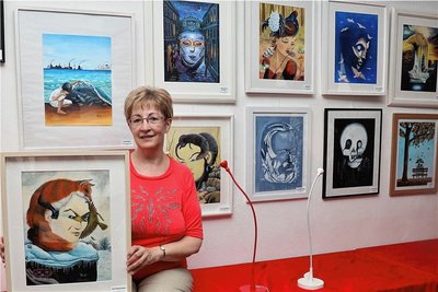 Christina Knoblauch findet Gefallen an surrealer, zweideutiger Malerei und zeigt ihre Bilder im Kino in Penig.