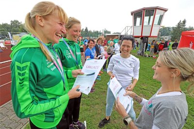 Sindy Härtig und Yvonne Remus bekommen von Bianka Meinig und Michelle Kupko (v.l.) Medaillen und Urkunden.