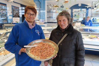 Monika Siegert (rechts) – im Foto mit Mitarbeiterin Bettina Tschimmel – schätzt die Vielfalt des Angebots.