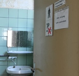 Die Toilette für Herren in der Bodenmontage und im Fertigwarenlager.