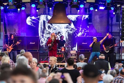 Zum Auftakt des dreitägigen Stadtfests in Frankenberg am Freitagabend spielte die tschechische AC/DC-Coverband AC/CZ.