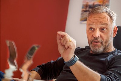 Bürgermeister Dirk Neubauer will Politik überparteilich und gemeinsam mit den Bürgern gestalten, um Vertrauen aufzubauen.