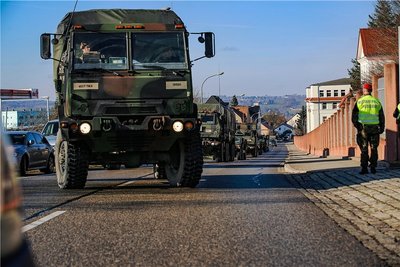 Fahrzeuge eines US-Militärkonvois biegen zum Tanken in die Wettiner-Kaserne in Frankenberg ein. Sie sind auf dem Weg nach Osten.
