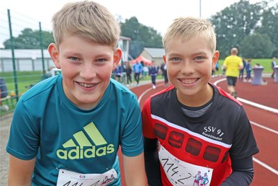 Milo Härtig (l.) und Laufpartner Fabrice waren beim Viertelstundenlauf dabei.