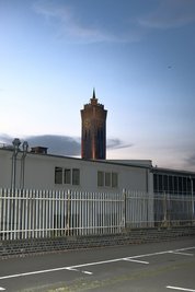 Der berühmte Uhrturm in der Dämmerung.
