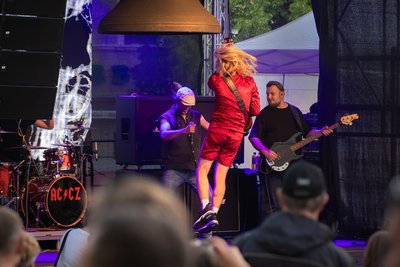 Die AC/DC-Coverband AC/CZ bei ihrem Auftritt.