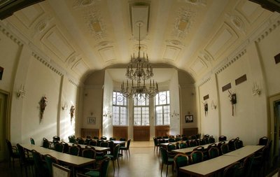 
              <p class="artikelinhalt">Der Saal bot zuletzt den festlichen Rahmen für die abschließende Stadtratssitzung 2008 und eine Silvesterfeier. Nun wartet er - wie der ganze, vor gut 100 Jahren gebaute Ratskeller - auf einen neuen Pächter.</p>
            