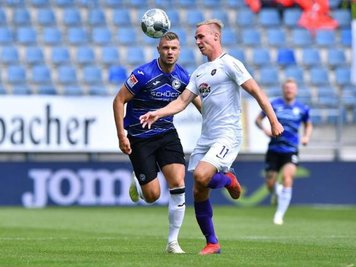 Aues Florian Krüger und Bielefelds Florian Hartherz (l-r) im Zweikampf um den Ball. Aues Florian Krüger und Bielefelds Florian Hartherz (l-r) im Zweikampf um den Ball. 