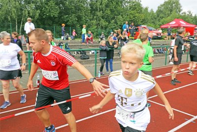 Bruno Remus (r.) übergibt beim Stundenlauf an seinen Vater Ruben.