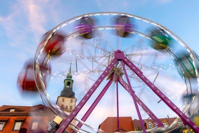 Neben Programm bietet das Stadtfest viele Attraktionen, darunter ein Riesenrad auf dem Marktplatz.