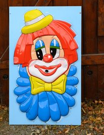 Halten Kinder einen Ring mit Lauge vor den offenen Clownsmund, bläst er Seifenblasen.