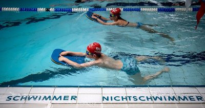 Der Schwimmunterricht (Symbolfoto) wird in Burgstädt ab September teurer. Vom 1. bis zum 19. August ist das Schwimmbad im Sportzentrum Am Taurastein erst einmal geschlossen. 