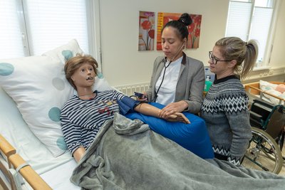 Jaqueline De Dios (links) bei ihrer Arbeit. Sie ist die erste philippinische Fachkraft bei der Awo in Auerbach gewesen. Seit diesem Jahr lebt auch ihre Familie hier.