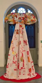 "Hanbok" heißt dieses 2,10 Meter lange koreanische Müllkleid, das Patricia Thoma in Hainichen neben Märchen-Illustrationen zeigt. Foto: Matthias Zwarg
