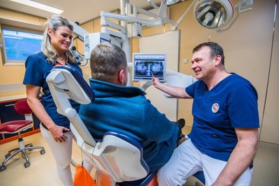 Andreas Pohl berät mit einem Patienten und der zahnmedizinischen Fachangestellten Conny Schardt die Behandlung. Nach eigener Aussage hat die Dental-Family seit Bestehen 26.000 Patienten behandelt. 