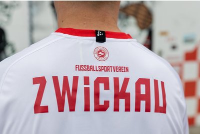 Klein aber fein. Das Sachsenring-Logo ziert erstmals seit über 30 Jahren wieder das Trikot der Zwickauer Fußballer.