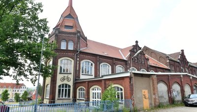 Die ehemalige Fabrik vom Knappenweg her gesehen. Nach der Wende sind hier auch Fahrräder hergestellt und gehandelt worden.