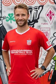 FSV-Profi Mike Könnecke durfte für die offiziellen Vereinsfotos schon mal ins neue Trikot schlüpfen.