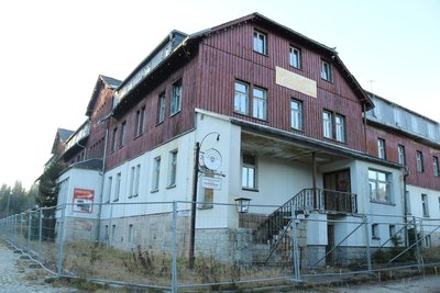 Es steht seit Jahren leer – das einstige Hotel "Waldfrieden" in Johanngeorgenstadt.