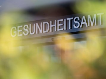            Ein Schriftzug weist auf das Gesundheitsamt hin.