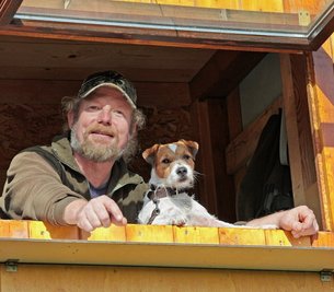 Der Gersdorfer Jagdpächter Marko Pfeiffer mit seinem Hund Archibald auf dem Hochsitz nahe der Kaisergrubenhalde.