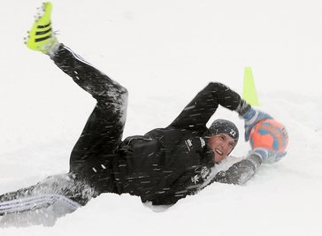 Was sind schon die paar Schneeflocken! CFC-Torwart Kevin Kunz hat sich am Freitag jedenfalls weder von den Niederschlägen der vergangenen Tage noch von den eisigen Temperaturen schocken lassen und eine Trainingseinheit in der weißen Pracht absolviert.