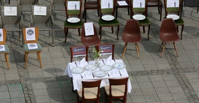 Leere-Stühle-Aktion auf dem Zwickauer Hauptmarkt während der weitreichenden Einschränkungen zur Bekämpfung der Coronakrise.