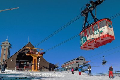 Die Schwebebahn hat nach der jüngsten Wintersaison, aus der dieses Foto stammt, und der Frühjahrsrevision den Fahrbetrieb wieder aufgenommen. Die Vierersesselbahn (hinten) soll am 30. April in die Sommersaison starten.