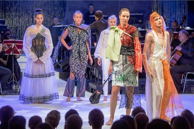 Die Models der Chemnitzer Agentur Valentin-O präsentierten Mode, die in Zusammenarbeit mit der Plauener Spitze und den Studierenden der Hochschule für Angewandte Kunst in Schneeberg entstand.