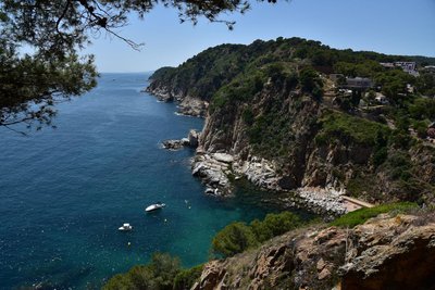Am Ferienort Tossa macht die „Wilde Küste“, die Costa Brava, ihrem Namen alle Ehre.
