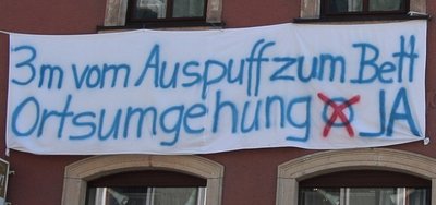 Mit Transparenten an den Häuserfassaden haben Anwohner der Annaberger Straße (B 95) für die Ortsumgehung demonstriert. 