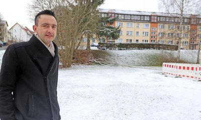 Bürgermeister René Straßberger auf dem Gelände am "Goldenen Löwen" im Ortsteil Niederbobritzsch. Das Areal ist vorgesehen für den "Biberplatz". Das Vorhaben ist Teil der Bewerbung zum Dorfwettbewerb. 