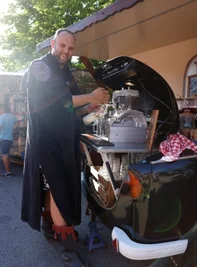 Kät-Hingucker: Tim Zitzkat mit seinem Trabi 500. 