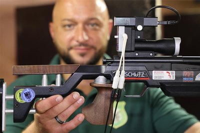 Sportschütze André Fröhlich zeigt ein Lichtgewehr, mit dem sehbehinderte Menschen auf dem Schießstand das Ziel anvisieren.