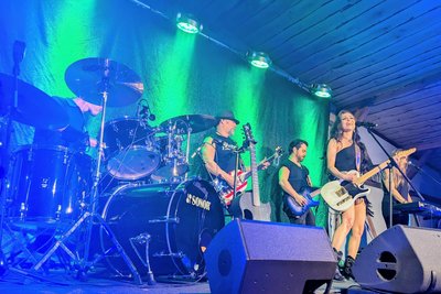 Im vergangenen Jahr spielten Jessica Lynn und ihre Band in der neuen Partyscheune der „Pension Fischer“ vor etwa 200 Fans.
