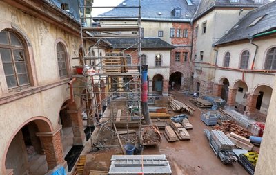 Den Schlosshof verschließt jetzt eine Betondecke auf Niveau der Sockel der Arcadenstützpfeiler. 
